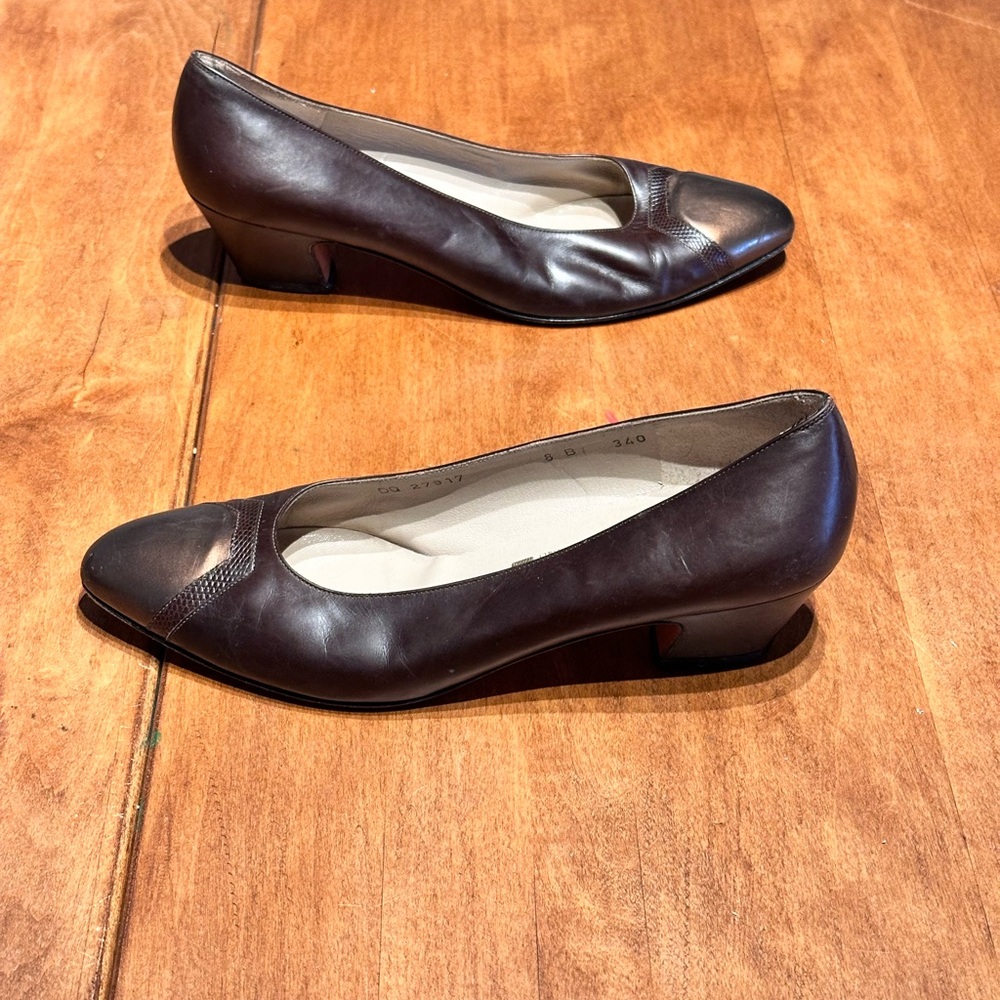 Salvatore Ferragamo Classic Low Heel Pumps - Sz 8 - Picture 3 of 6